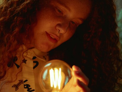 Garota observa lâmpada elétrica. James Clerk Maxwell, com suas equações de Maxwell, unificou os conceitos de eletricidade e magnetismo em uma única teoria eletromagnética