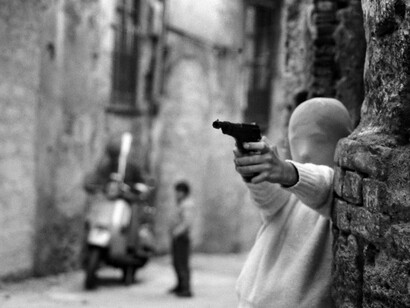 Letizia Battaglia, Palermo, vicino la Chiesa di Santa Chiara. Il gioco dei killer 1982 © Letizia Battaglia