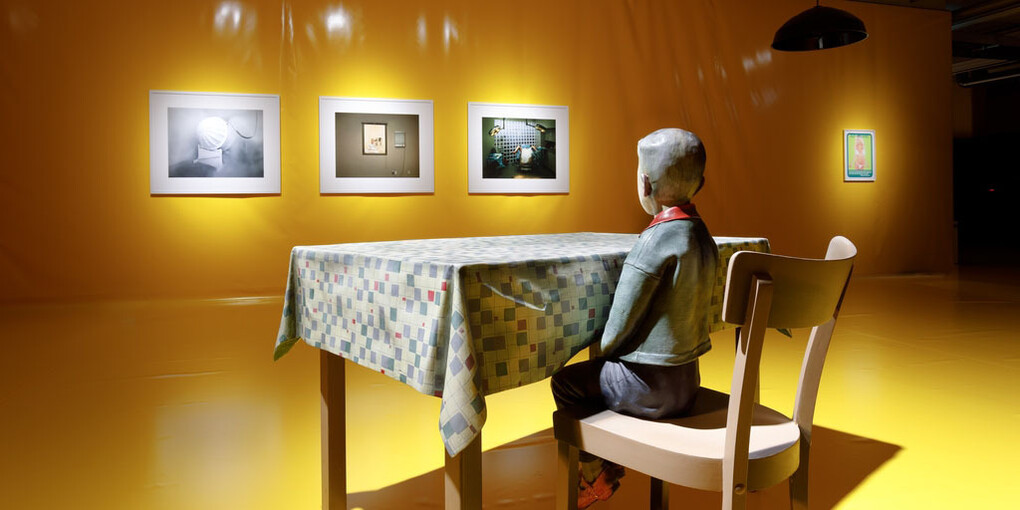 Ausstellungsansicht/exhibition view I am a Problem, Vordergrund/foreground: Martin Honert: Foto, 1993 Courtesy VG Bild-Kunst, Bonn 2017, Foto/photo: Axel Schneider