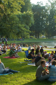 Breda. Disfrutando del buen tiempo en el parque Valkenberg