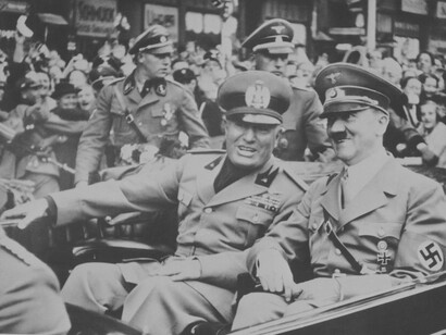 El dictador italiano Benito Mussolini, a la izquierda en primer plano, y el líder nazi Adolf Hitler, a la derecha, el 28 de septiembre de 1938, justo antes de la conferencia de las cuatro potencias en Múnich, Alemania