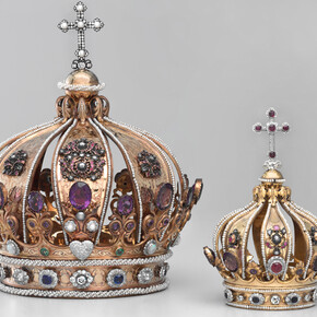 Crowns for Mary and the baby Jesus, made by Poussielgue-Rusand, Paris, around 1850/60. Einsiedeln Abbey, Sacristy of the Chapel of Grace. Photo: Swiss National Museum