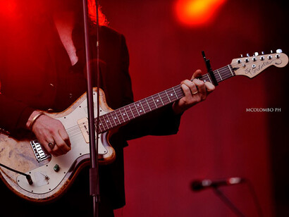 Father John Misty alla chitarra