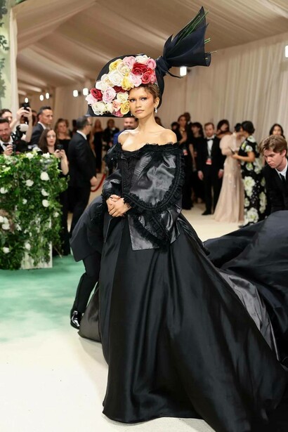 Zendaya al Met Gala del 2024 con un vestito nero della collezione primavera estate 1996 di Givenchy, disegnata da John Galliano
