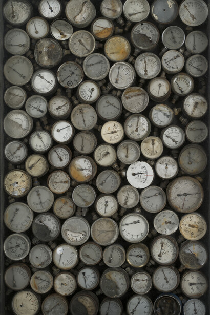 Sans titre, 1962. Accumulation, manomètres dans une boite en bois 82x46x34cm