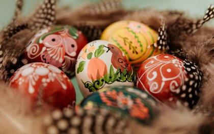 L’uovo, fin dall’antichità, è stato utilizzato come simbolo di vita, potenzialità e rinnovamento, presente in riti e tradizioni legati ai cicli naturali