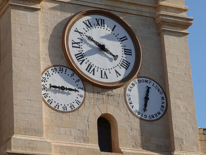 A rotunda de mosta é famosa por sua enorme cúpula e pelo "milagre da bomba", um evento marcante durante a segunda guerra mundial