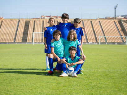 Jogadores mirins se juntam para foto em cena amistosa e acolhedora 