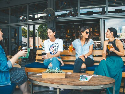 Amigas juntas socializando