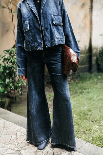 La modella indossa un outfit in denim di Cigala's dal taglio pulito e contemporaneo. Della collezione Cigala’s e dei total look in
partnership con Red Capsul 