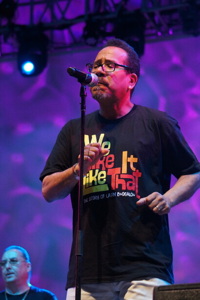 Miembro de la orquesta de Joe Bataan en la celebración de boogaloo de Lincoln Center Out of Doors. Foto: Catalina María Johnson