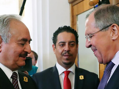 Rencontre de Haftar et Serguei Lavrov à Moscou. La Russie soutient Khalifa Haftar et son Armée nationale libyenne, et il est légitime de penser que cette tentative vise principalement à réduire le pouvoir des États-Unis et de l'OTAN en Méditerranée © AFP