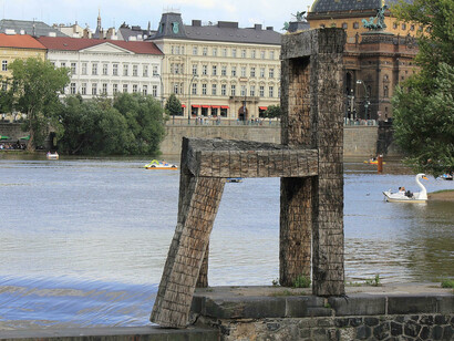 Magdalena Jetelová. Vltava Chair, Kampa Museum
