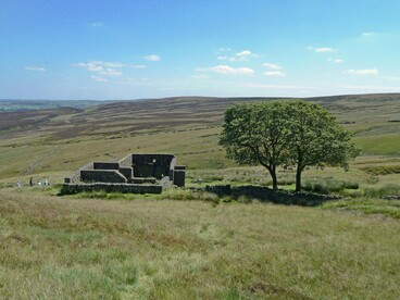 A antiga construção permanece exposta às condições da paisagem rural de Yorkshire, cercada por colinas e vegetação rasteira. No romance de Emily Brontë, esse mundo isolado serve de cenário para relações em que o ressentimento se prolonga muito além de suas causas iniciais