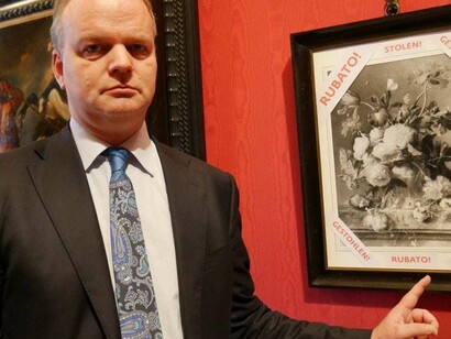 Eike Schmidt, direttore della Galleria degli Uffizi con l'avviso dell'opera trafugata