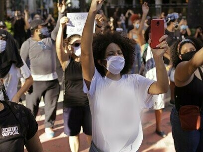 Manifestação do movimento Vidas Negras Importam. Tem dúvidas da influência do poder econômico? Então reflita sobre quantas vezes você foi impactado por notícias sobre trabalho escravo ou análogo a escravidão nos últimos anos, mesmo meses? Cometidos em regiões longínquas do campo pelo interior do país (carvoarias, fazendas de cana de açúcar etc.) e mesmo escancarada em pequenas e grandes indústrias em regiões metropolitanas do país (indústrias de roupas, de automóveis etc.)