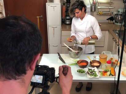 Marzia Riva impegnata in una videoricetta
