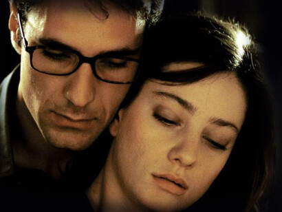 Raoul Bova e Giovanna Mezzogiorno in una scena del film "La finestra di fronte" del 2003, diretto da Ferzan Özpetek