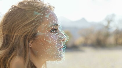 Scansione di volto femminile: "Rispetto all’Intelligenza Artificiale dovremmo ... provare a fare uno sforzo cognitivo per realizzare ... una sorta di divorzio, di scollamento, fra “agire con successo” e “agire con intelligenza”