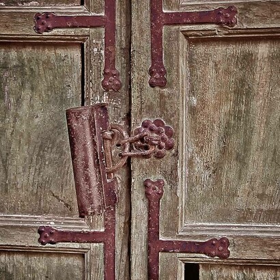 Porta antica, come espressione di wabi-sabi: "È un ideale che ha preso corpo nel mondo della realtà ed è venuto a patti con la natura, che non conosce la perfezione"