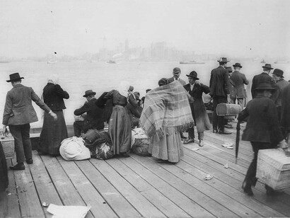 Immigrati in attesa di essere trasferiti, Ellis Island, New York, USA, (30 ottobre 1912)