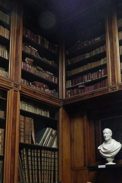 Museo Filangieri, Palazzo Como, interno biblioteca con busti in marmo e eposizione abiti d'epoca, Napoli, Italia