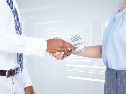 Stretta di mano e passaggio di denaro: simboleggia gli equilibri e i rapporti di forza tra le classi sociali che lo Stato liberale si manifestava a garantire come arbitro, rispettando le attività dei benestanti