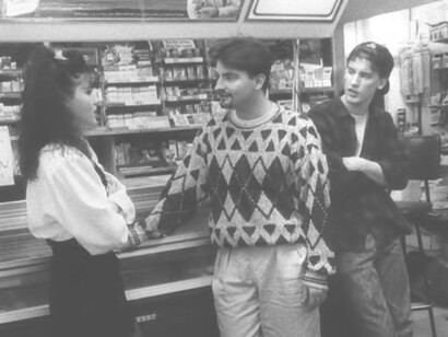 Clerks, scena dal film di Kevin Smith, (1994). La quasi totalità del girato viene ottenuta all’interno di un piccolo negozio di città, che vede come impiegato Dante Hicks (Brian O’Halloran)
