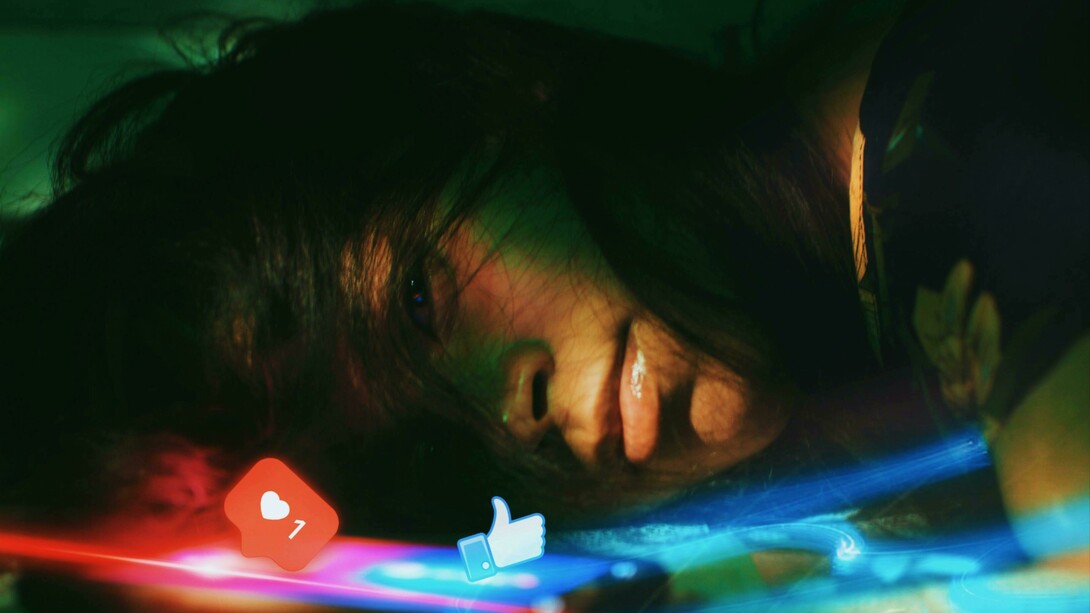 Mulher observa sua aceitação nas redes sociais. Apesar de suas vantagens, o uso excessivo de dispositivos eletrônicos pode trazer uma série de consequências prejudiciais à saúde mental. O primeiro impacto alarmante é o aumento do estresse e da ansiedade. O consumo constante de notícias e a pressão para se manter atualizado nas redes sociais podem gerar uma sensação de sobrecarga, levando a distúrbios como a ansiedade generalizada