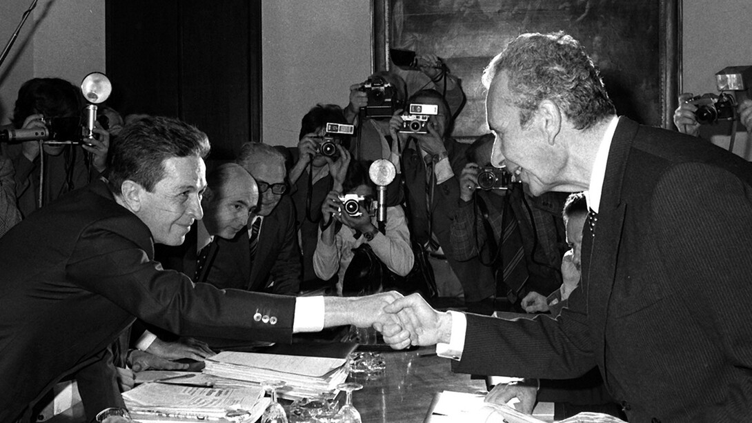 Il “compromesso storico” riassunto in una stretta di mano tra Enrico Berlinguer (PCI) e Aldo Moro (DC), Roma 1977
