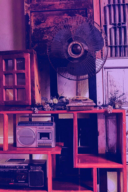 Il est 7 heures 7. C’est le réveil radio de ma mère. La chanson d’Elton John et de Kiki Dee va sur sa fin et les chiffres blancs de mon horloge à piles en plastique orange affichent déjà 0…7…H…0 et 9