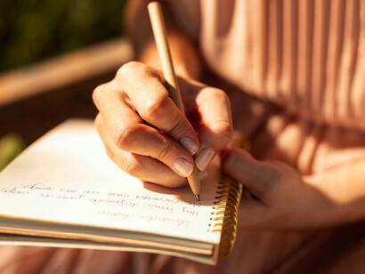 Mujer escribe su diario