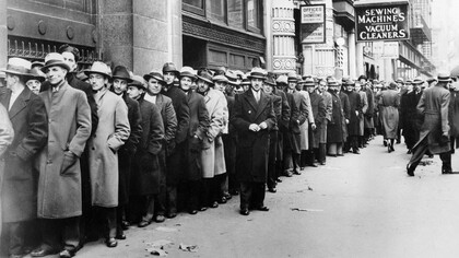 Hombres hacen fila en oficina de empleo durante la Gran Depresión de 1929 en Estados Unidos