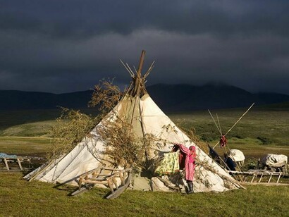 Kristina Neyva hangs up her washing to dry at a Khanty camp in the Polar Ural Mountains. Yamal, north west Siberia. (2007)