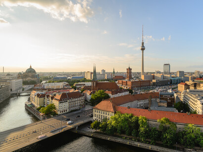 Vista del quartiere Mitte di Berlino, corrispondente al centro storico della capitale tedesca, ripresa dal Fischerinsel, Germania