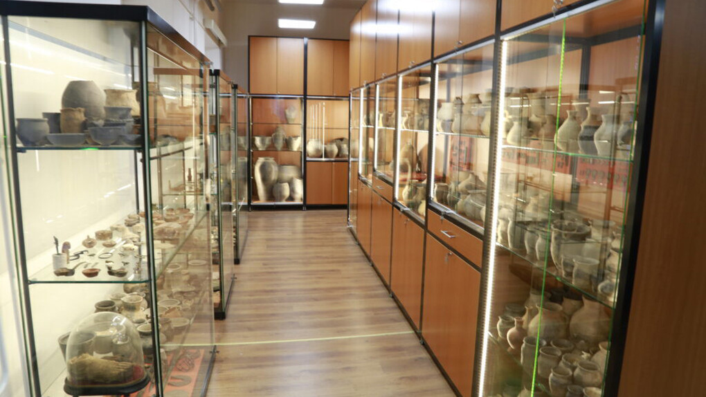 Archaeological sight collection, exhibition view. Courtesy of Móra Ferenc Museum