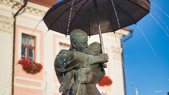 No hay esfuerzos, mantras, disciplinas, austeridades, riquezas, oraciones, cánticos, pociones mágicas ni pergaminos secretos que puedan lograr esto. “Estudiantes besándose”, fuente y escultura en Tartu, Estonia