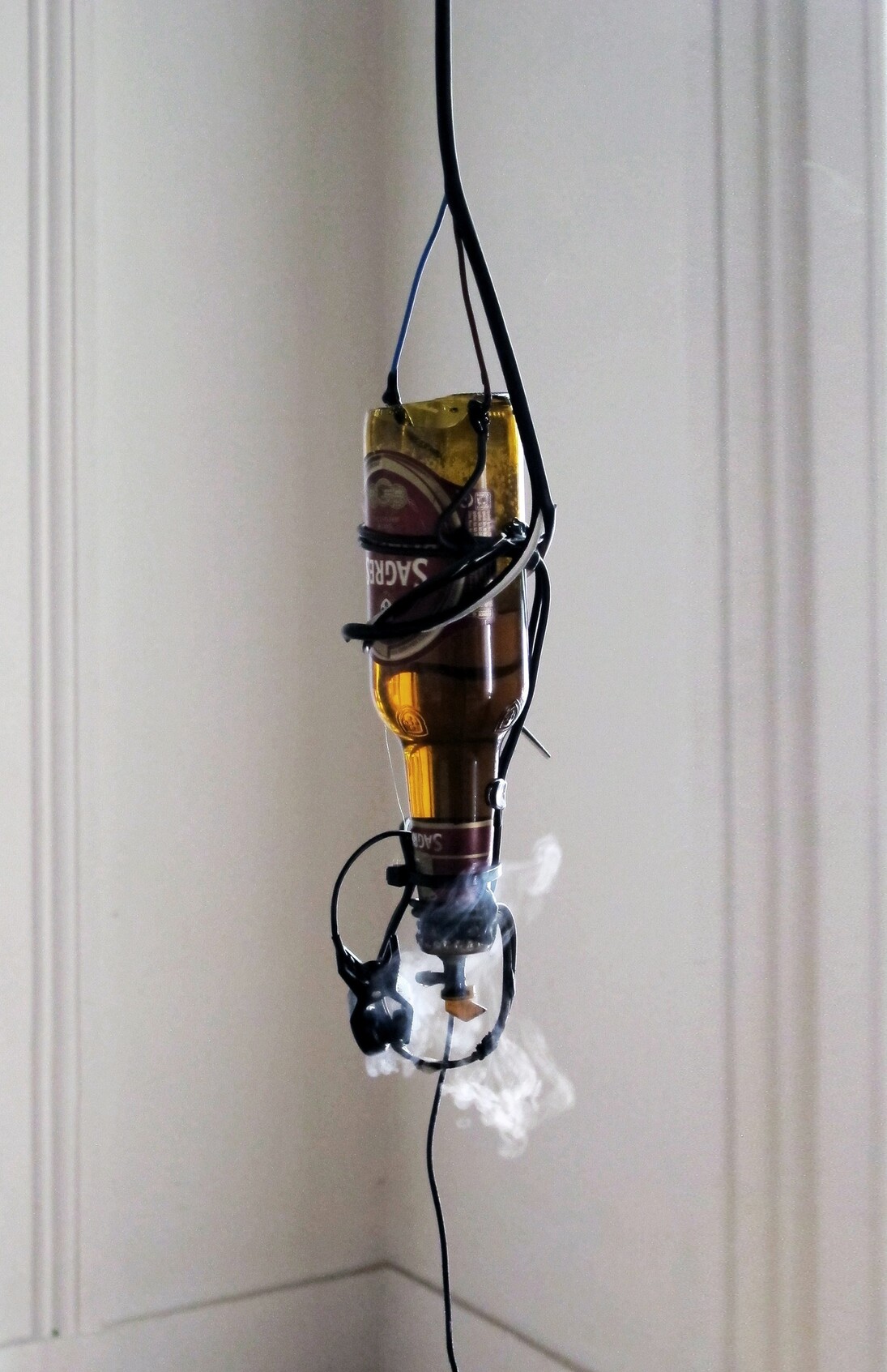 Thomas Teurlai, Short Circuit, 2014, luminaire, bière, micro-contact, amplifier, dimensions variables - vue de l'exposition Avoiding Exaustion, Just In Time, commissariat de François Piron, Parkour, Lisbonne, Courtesy Thomas Teurlai 