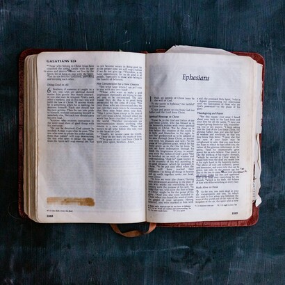 Il traduttore deve conoscere profondamente non solo le lingue, ma anche i contesti storici e culturali dei testi