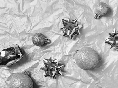 Siempre he deseado comprar un árbol negro, y decorarlo solo con artículos blancos o plateados