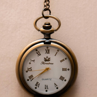 Navegue pela conexão entre passado e presente através das palavras neste texto que mergulha na história da literatura