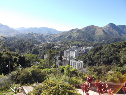 Morros, prédios, cadas e barros compõem a cidade de Petrópolis, Rio de Janeiro, Brasil