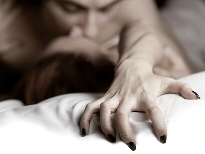 Una mano apasionada sobre las sábanas