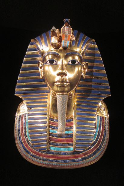 Nei copricapi indossati dai faraoni è raffigurato un cobra d’oro eretto che conferiva supremazia e magnificenza