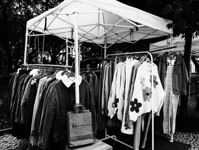 A simple vista la feria es una línea recta sin horizonte, pero bien podría ser un espiral y acabaría dando vueltas hasta la muerte en un círculo ruidoso lleno de manos que arrebatan todo a todos menos a ella