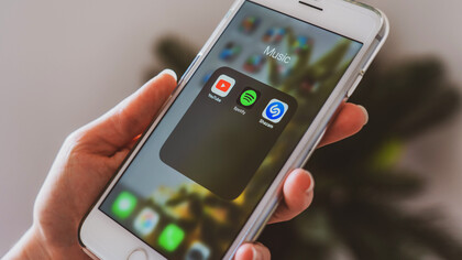 Il display di un cellulare mostra le app dedicate allo streaming di musica