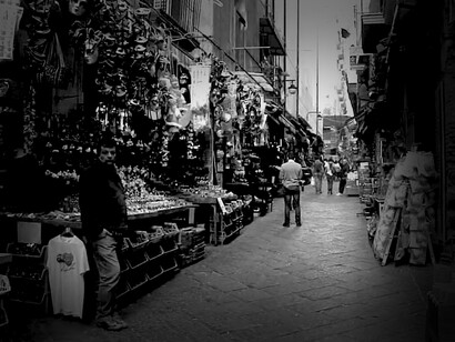 A Napoli non crea disagio o difficoltà che una strada abbia tre nomi