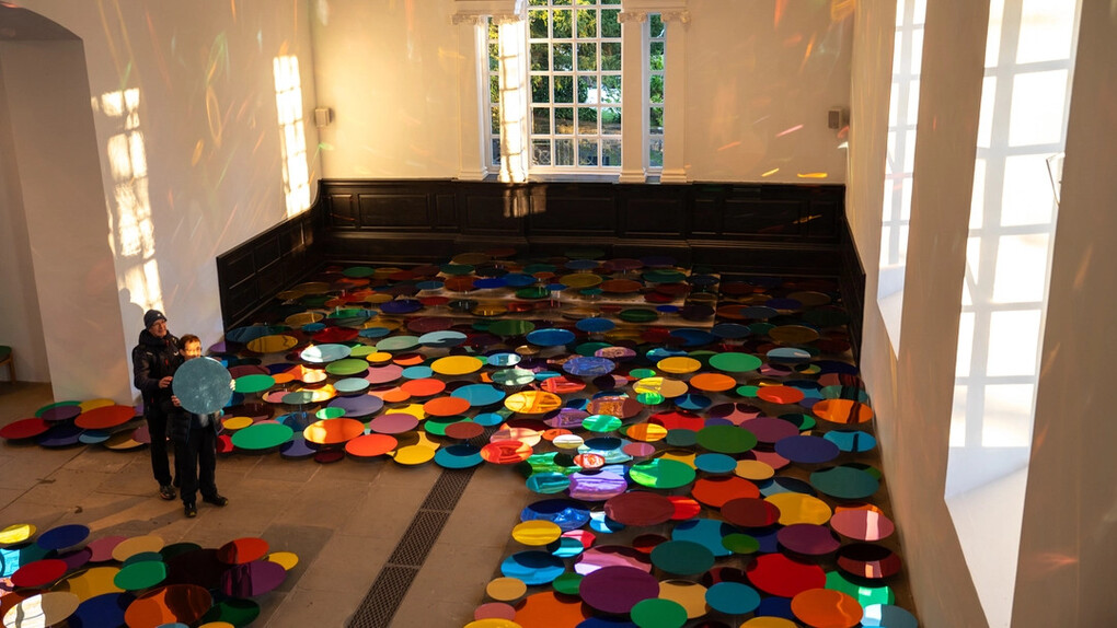 Liz West, Our colour reflection, exhibition view. Courtesy of Yorkshire Sculpture Park