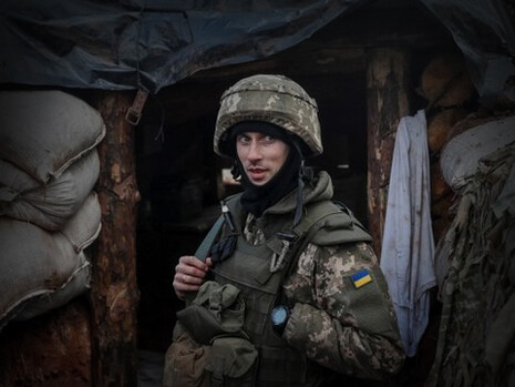 Soldad ucraniano en una trinchera en la Guerra de Ucrania