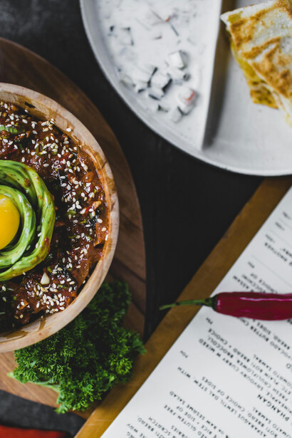 Las descripciones del menú alcanzan tal nivel de poesía gastronómica que convierten un plato simple en una experiencia conceptual difícil de cuestionar